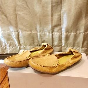 Very cute yellow flats
